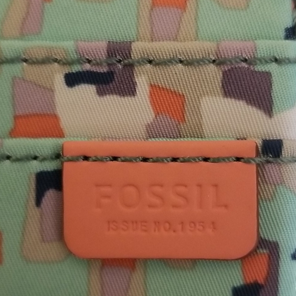 Fossil Thin Crossbody Purse - Picture 6 of 13